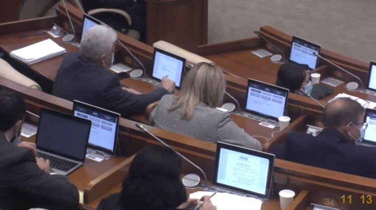 VIDEO Digitalizare! Parlamentul devine mai „friendly” cu mediul și renunță la hârtie la ședințele plenului