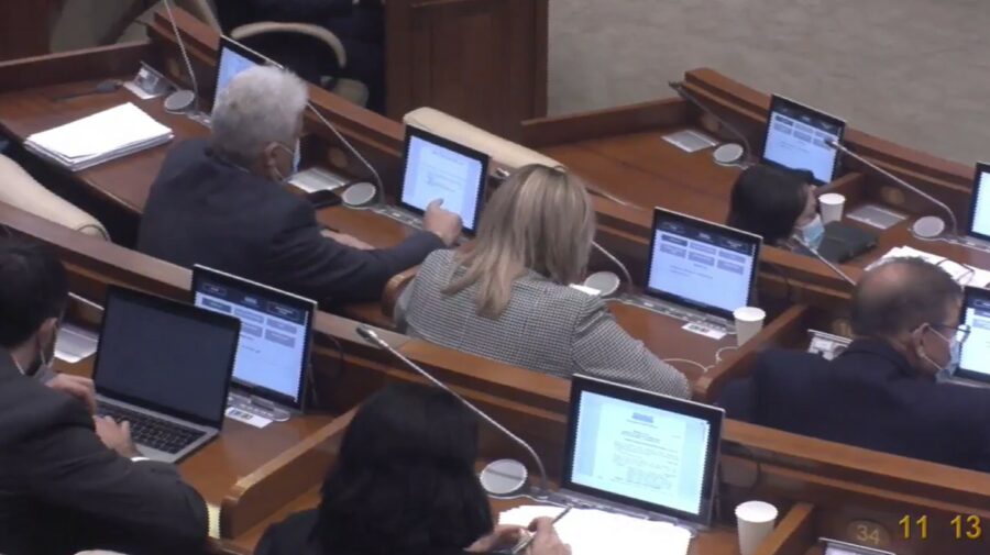 VIDEO Digitalizare! Parlamentul devine mai „friendly” cu mediul și renunță la hârtie la ședințele plenului