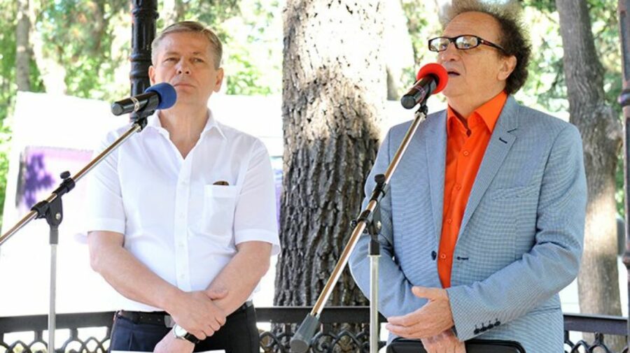 A săltat” dintr-o funcție în alta. Uniunea Scriitorilor din Moldova și-a  ales un nou președinte - Realitatea.md