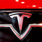 După ani de amânări, Tesla ar putea prezenta mașina cu propulsoare de rachetă