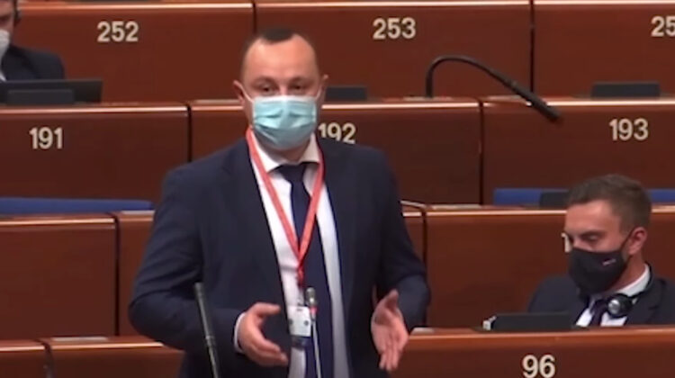 Vlad Batrîncea la APCE minte de „îngheață apele”. Ca să se victimizeze a spus o minciună, deși vina o poartă chiar PSRM