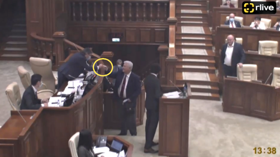 VIDEO Și-au dat pumnii! „Ordinul” lui Voronin către Grosu, înainte de a ieși din sala plenului