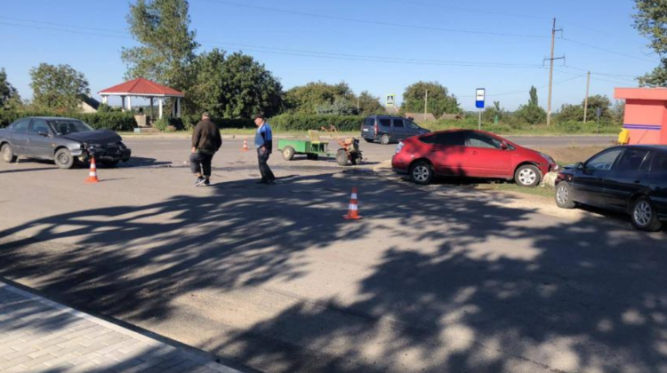 Patru unități de transport au fost implicate într-un accident la Ștefan Vodă. Un bărbat a ajuns la spital