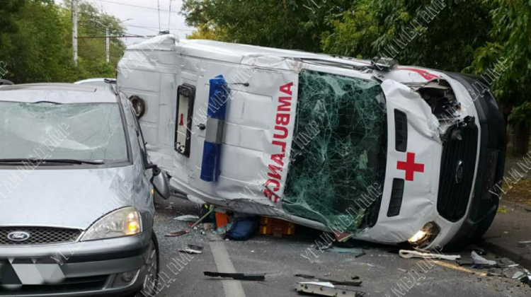 VIDEO, FOTO Ciocnirea violentă dintre două automobile și o ambulanță, la Tiraspol. Momentul surprins de camere