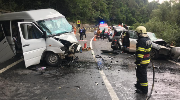 FOTO Nouă cetățeni moldoveni, implicați într-un accident rutier grav, produs în România. 13 persoane rănite