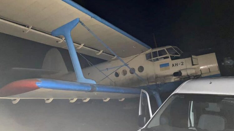 FOTO Un avion plin cu țigări de contrabandă la Edineț! Polițiștii moldoveni de frontieră i-au reținut pe trei