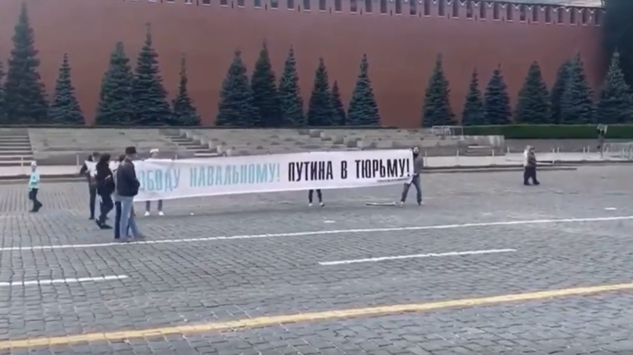 VIDEO „Libertate lui Navalnîi! Putin la închisoare!”. Câțiva activiști civici au protestat în Piața Roșie din Rusia