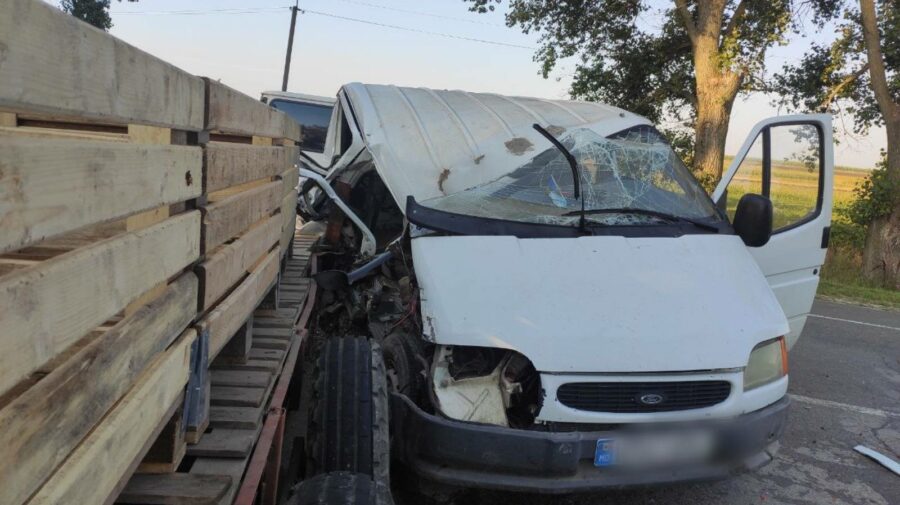 FOTO Impact violent cu implicarea a două unități de transport, la Edineț. A fost nevoie de intervenția unei ambulanțe