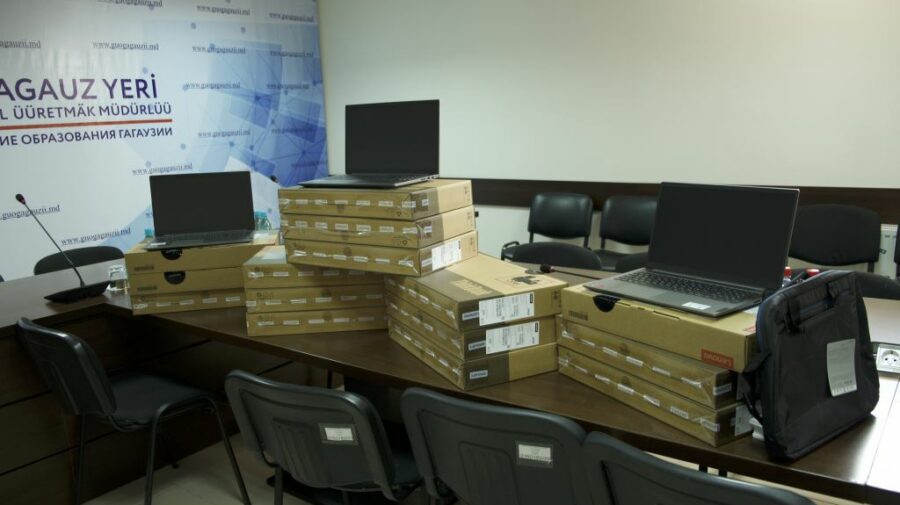 Instituțiile de învățământ din UTA Găgăuzia au fost dotate cu 75 de laptopuri. Din partea cui este donația?