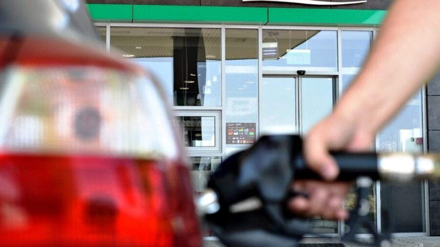 Prețul la petrol scade. „De ce nu scad și prețurile la carburanți?” ANRE EXPLICĂ