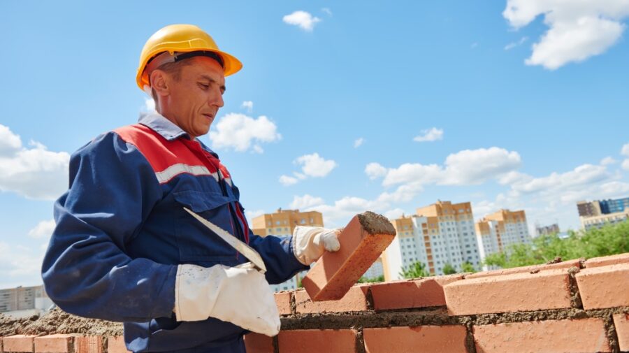Se majorează leafa constructorilor! Vor avea un salariu mai mare cu peste 2 mii de lei de la 1 octombrie