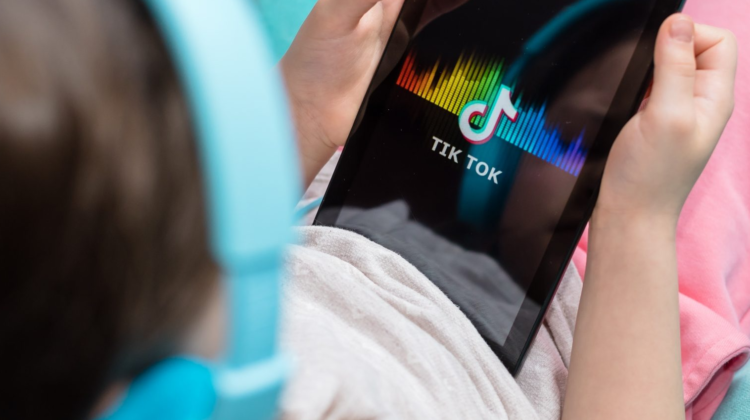 Copiii sunt în pericol! Fără să vrei, platforma de TikTok îi expune la conținut sexual și droguri