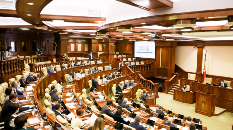 Fotoliile șefilor unor instituții subordonate Parlamentului se clatină. A fost modificată legea ca să poată fi demiși