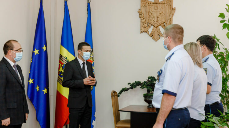 Premii de la Serviciul Vamal pentru angajații care au zădărnicit o contrabandă cu țigări. Au primit și bani