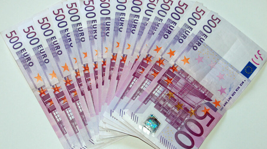 Euro recâștigă teren. Devine mai scump față de dolarul american