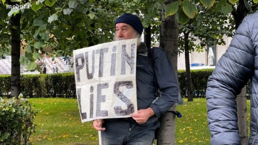 FOTO, VIDEO Protest la Moscova! Poliția a pus să cânte: „Дядя Вова, мы с тобой”. Un participant s-a legat de copac