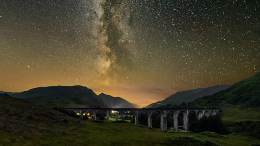 Fotografie spectaculoasă cu Calea Lactee, surprinsă deasupra unui viaduct din Scoția celebru în filmele cu Harry Potter