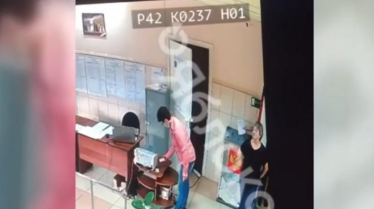 VIDEO Fraude masive la alegerile din Rusia! Un bărbat, surprins cum introduce în urnă mai multe buletine de vot