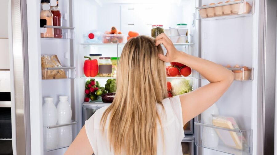 De ce nu e bine să acoperi cu folie de aluminiu mâncarea pe care o ții la frigider