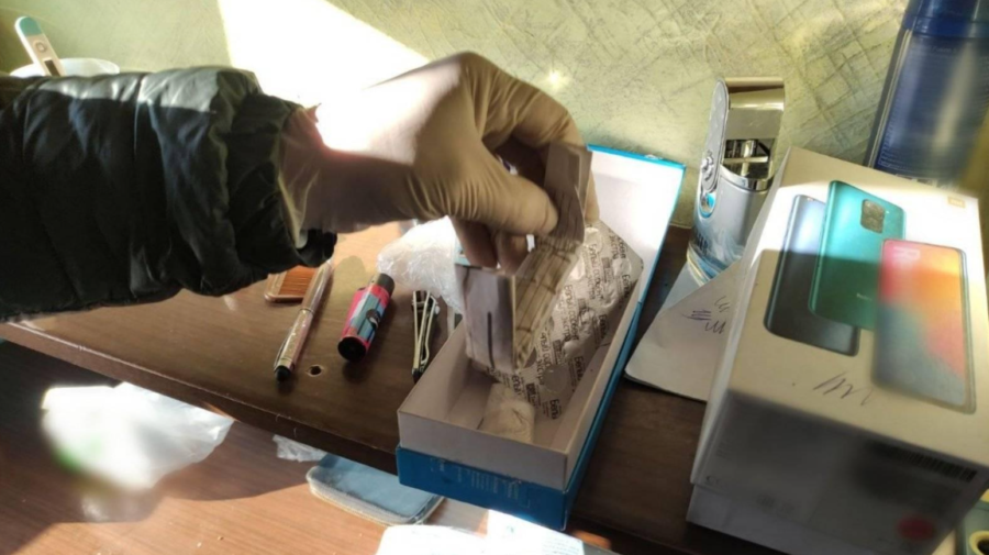 FOTO Rețineri la Glodeni! Polițiștii au reținut doi complici implicați într-o schemă ilegală cu droguri