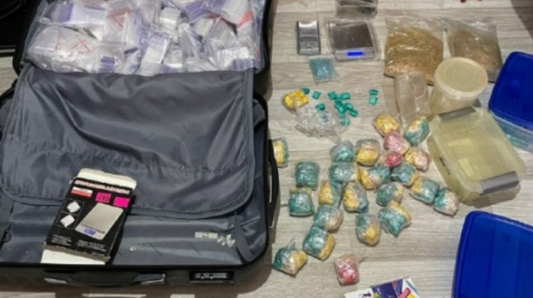 VIDEO În câteva luni, membrii unui grup criminal au realizat peste 20 kg de droguri. Liderul „afacerii” a fost reținut
