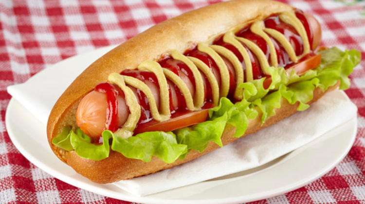 PERICOL pentru sănătate! Un hotdog scade speranța de viață a persoanelor cu 36 de minute