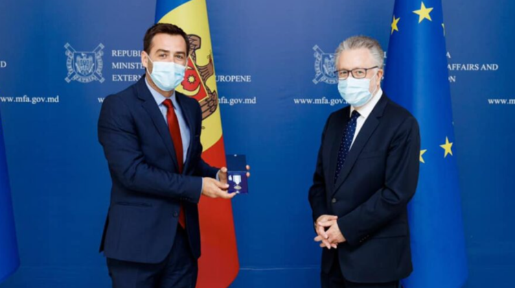 FOTO Un ambasador străin, în vizită la ministrul de Externe! Popescu i-a oferit și un cadou deosebit