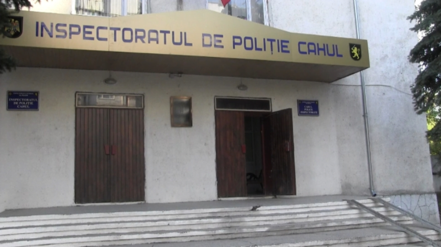 VIDEO 18+ Un polițist de la Cahul ar fi luat la PUMNI un sătean! Martorii spun că au răsunat și amenințări