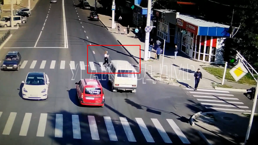 VIDEO 18+ O adolescentă din Tiraspol, strivită de un microbuz. Tânăra asculta muzică și se uita în telefon