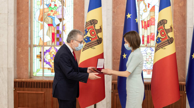 FOTO A inspirat-o Nicu Popescu? Maia Sandu i-a oferit Ordinul de Onoare ambasadorului Franței la Chișinău