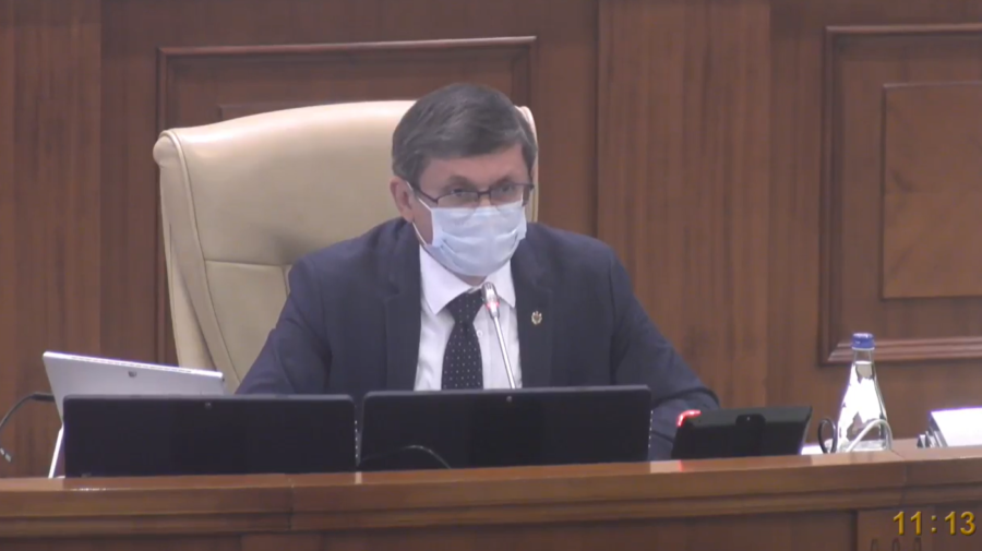 VIDEO Deputații moldoveni, îndemnați să-și tragă masca pe nas! Câți așa și nu s-au vaccinat? Grosu: „Noi știm cine-s”