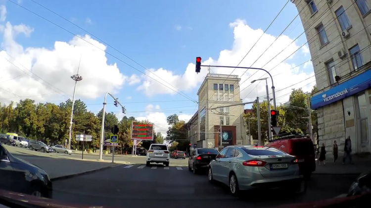 VIDEO A trecut la roşu chiar în centrul Capitalei! În ce situație revoltătoare s-a pomenit un șofer