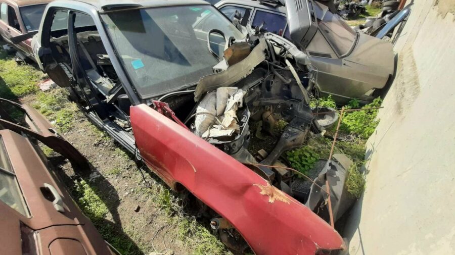 FOTO Serviciul Vamal „luptă” cu ilegalitățile! Au dat buzna la un parc de dezmembrări auto. Ce au depistat?