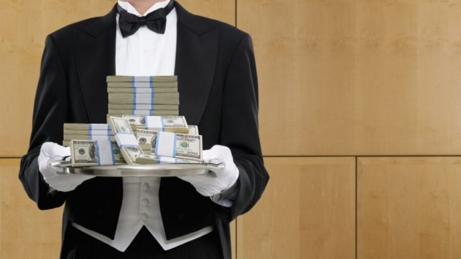 Obiceiurile ciudate ale miliardarilor. Unul bea 20 de cești de ceai pe zi!