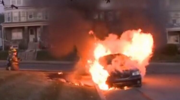 O mașină, cuprinsă de flăcări la Bălți. Pompierii au reușit să prevină arderea completă a automobilului
