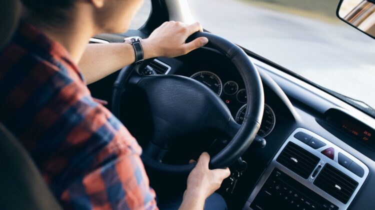Șoferii moldoveni, supuși unui nou prag psihologic. Motorina ajunge să coste cât benzina?