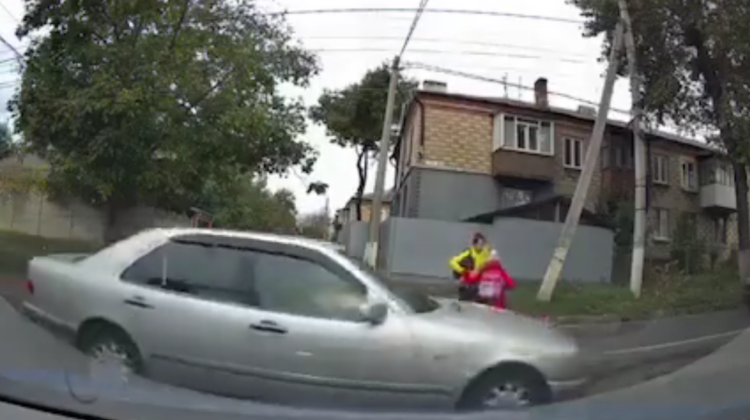 VIDEO De două ori pe aceeași greblă. O femeie, împreună cu copilul său, la un pas de a fi accidentate de o mașină