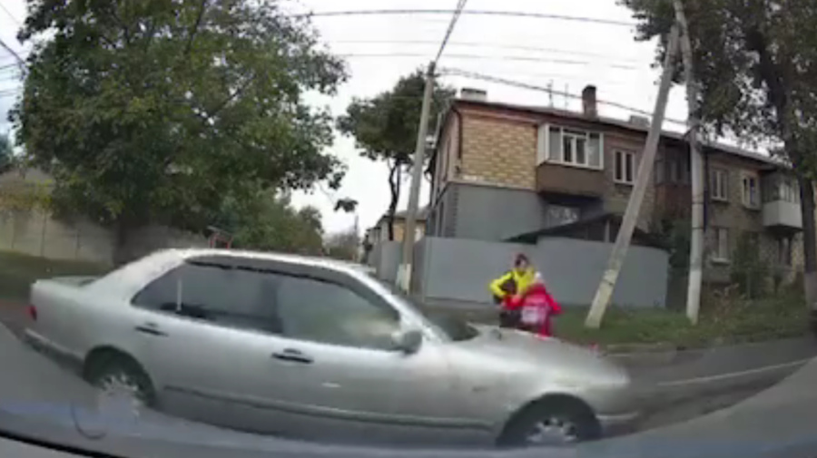VIDEO De două ori pe aceeași greblă. O femeie, împreună cu copilul său, la un pas de a fi accidentate de o mașină