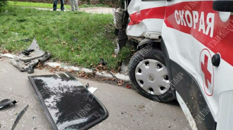 FOTO O mașină și o ambulanță s-au ciocnit violent, la Rîbnița. Un minor se află la spital în stare extrem de gravă