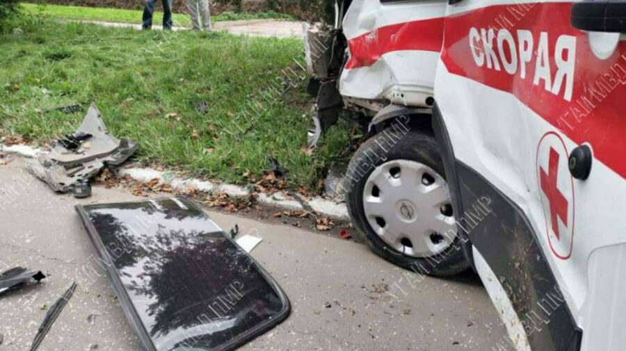 FOTO O mașină și o ambulanță s-au ciocnit violent, la Rîbnița. Un minor se află la spital în stare extrem de gravă