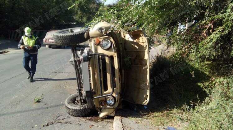 FOTO Accident în orașul Rîbnița. Un bărbat a ajuns la spital după ce s-a tamponat cu mașina într-un stâlp de beton