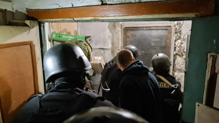 FOTO Ultima Oră! Luare de ostatici într-un apartament din Capitală. Angajații „Fulger” au intervenit în forță