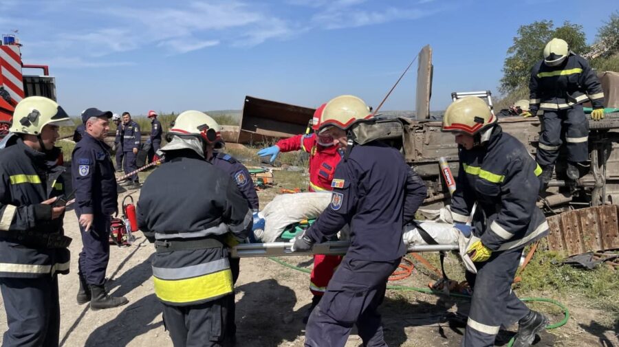 FOTO, VIDEO Angajații IGSU în ALERTĂ! Au efectuat acțiuni de salvare și deblocare din fiarele autovehiculelor avariate