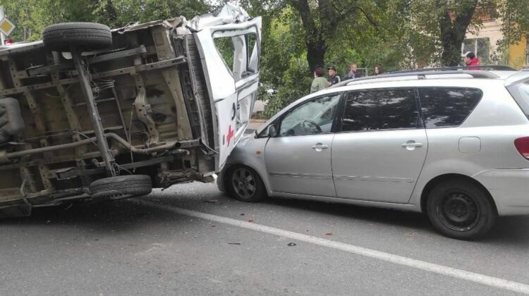 FOTO O ambulanță, o Toyota și un SUV nu au încăput într-o intersecție. Transportul medicilor s-a răsturnat