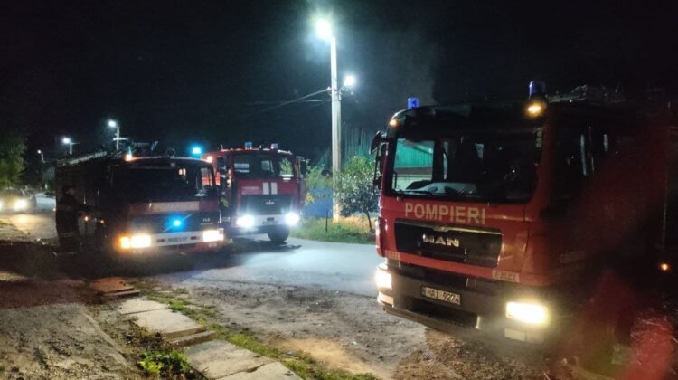 FOTO Locuință din Căușeni, cuprinsă de flăcări violente! Au intervenit TREI echipe de salvatori