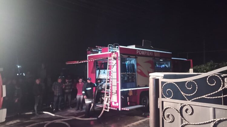 FOTO Incident TRAGIC la Criuleni. Cadavrul unui bărbat, evacuat de pompieri dintr-o casă cuprinsă de flăcări. Detalii