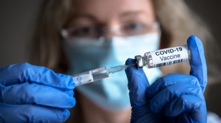 Cazurile de COVID-19 cresc, însă tinerii refuză să se imunizeze! MS: Înregistrează o rată mică de acoperire vaccinală