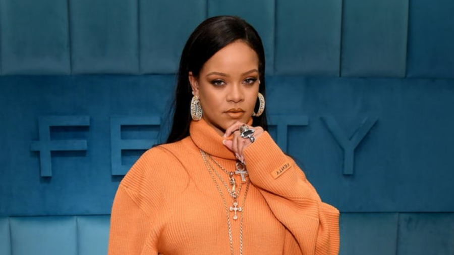 O miliardară își permite orice! Cum arată haina extravagntă pe care Rihanna a dat aproape 10.000 de dolari