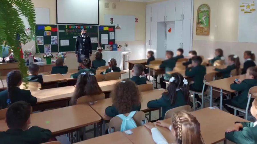 VIDEO Polițiștii au mers în razii la școlile din Capitală! Au discutat cu elevii și au oferit sfaturi utile