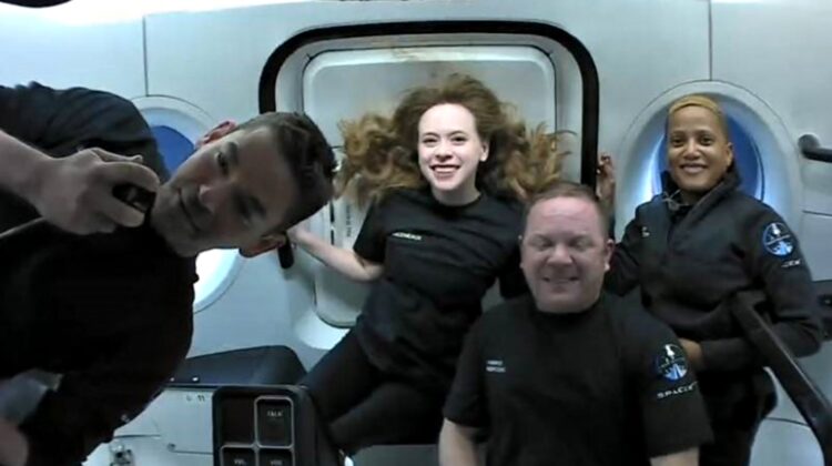 FOTO Cum a petrecut prima zi în spațiu echipajul Inspiration 4, cea mai îndrăzneață misiune a SpaceX de până acum